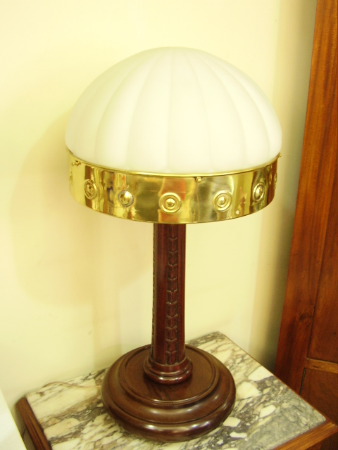 LU 30 – Luminária De Madeira De Cedro Entalhado – Cúpula De Opalina