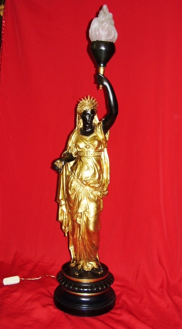 LU 31 – Luminária Mulher Com Tocha De Bronze Preta E Dourada