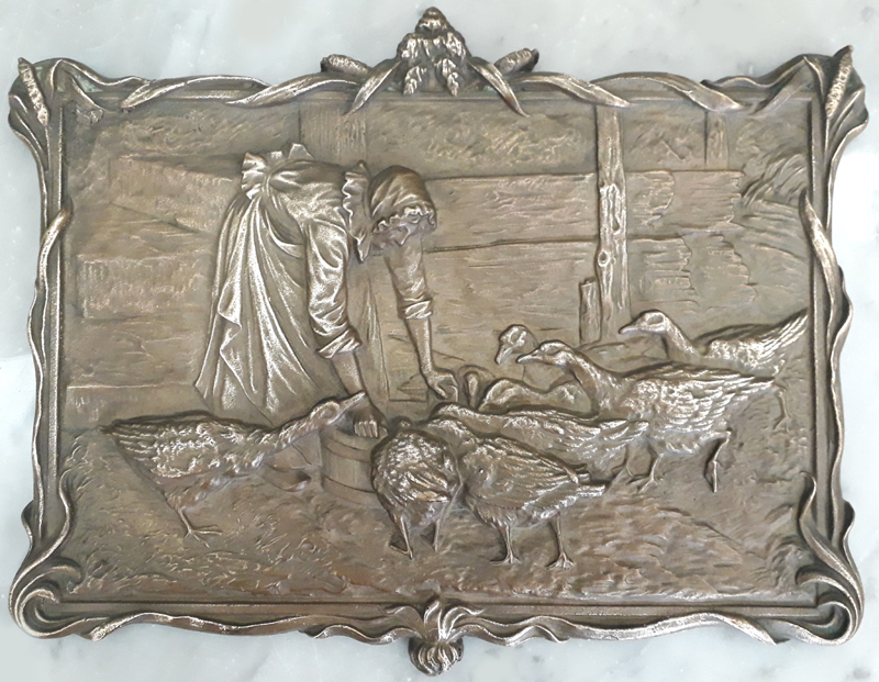 DI 420 – Placa antiga em bronze decorada com senhora e gansos em relevo rica em detalhes