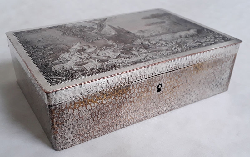 DI 181 – Caixa antiga francesa cena romântica pastoral em metal com banho de prata gravura em calcografia