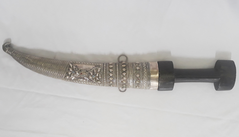DI 62 – Adaga ou faca marroquina com bainha em prata de lei decorada e cabo em madeira de ébano