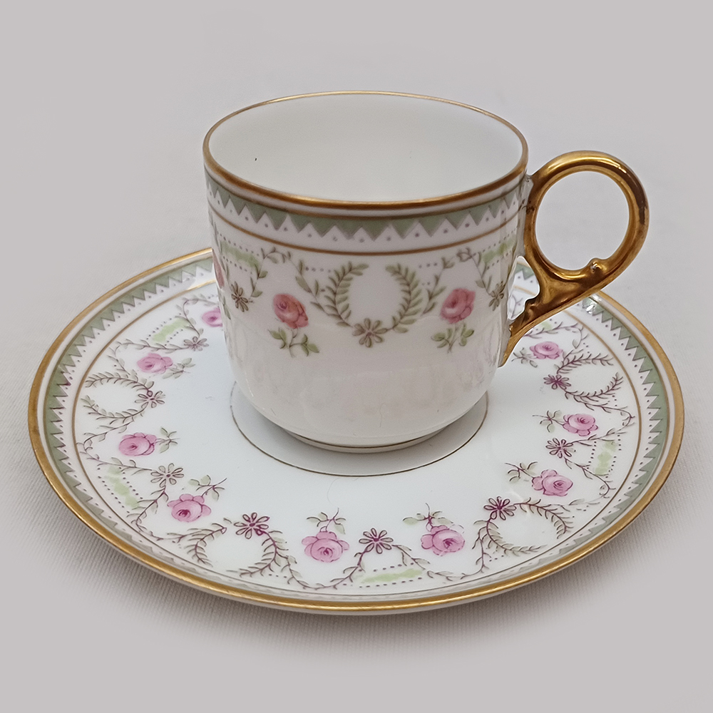 Jogo de chá/café em porcelana ricamente decorado com d