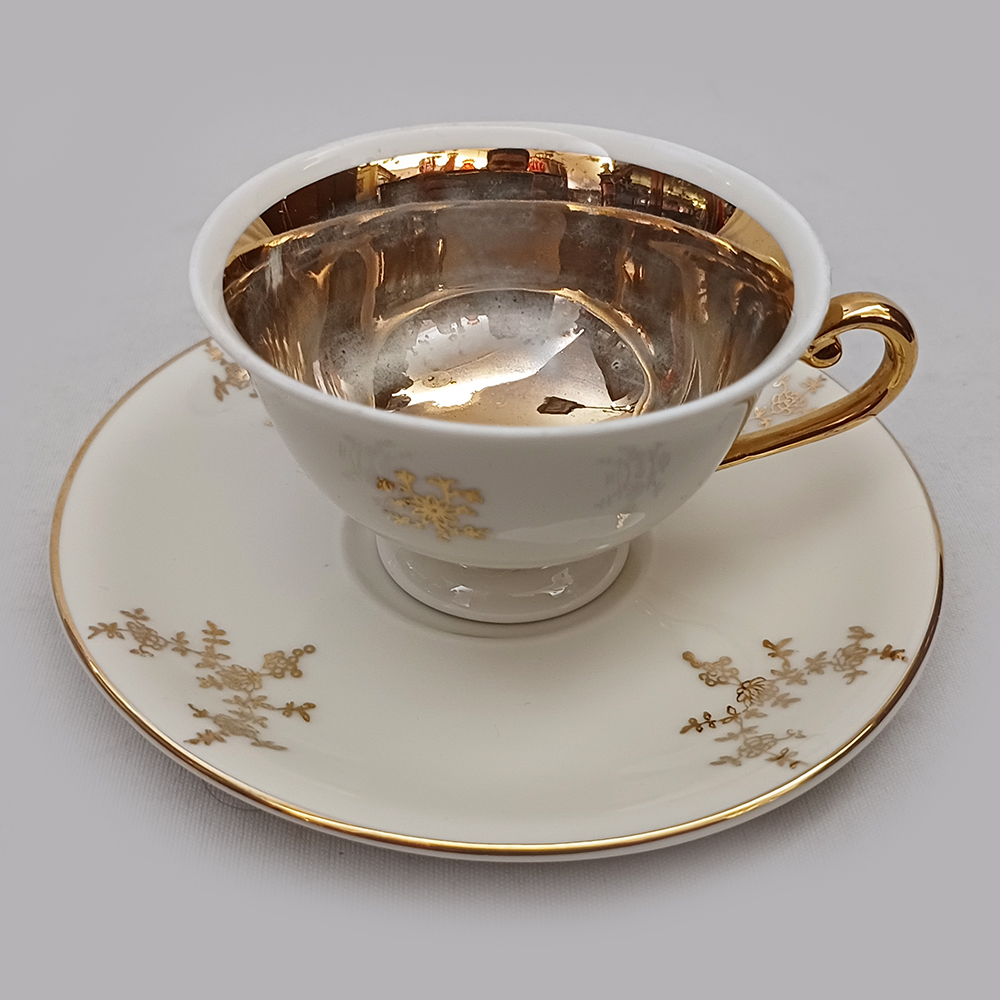 Jogo de chá/café em porcelana ricamente decorado com d