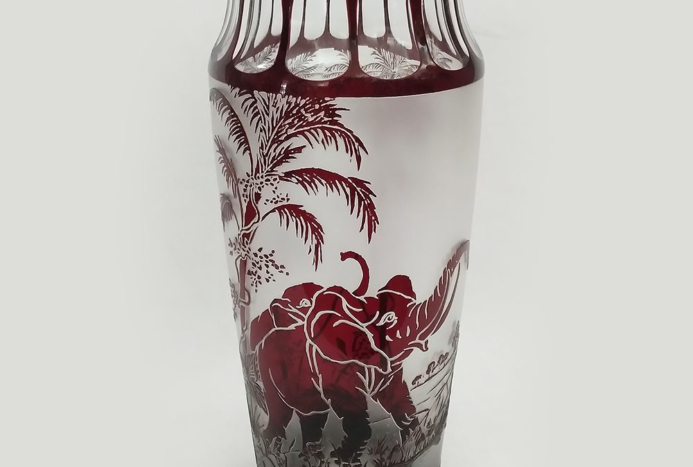 CR Vaso antigo em cristal vermelho rubi Cameo Glass figuras de elefantes e plantas gravadas à mão