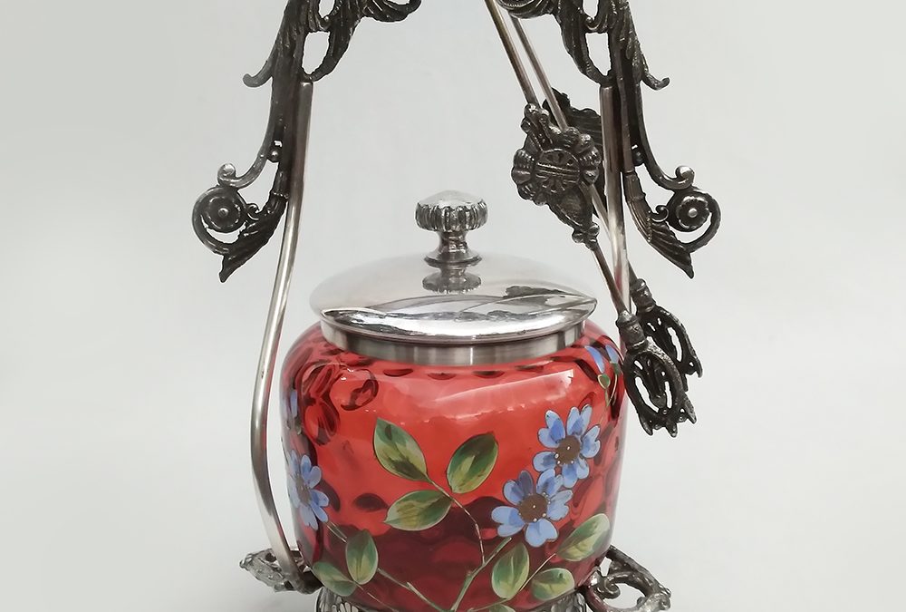 CR 101 – Pickle Castor Barbour Bros – porta picles em metal e vidro vermelho decorado com flores em esmalte
