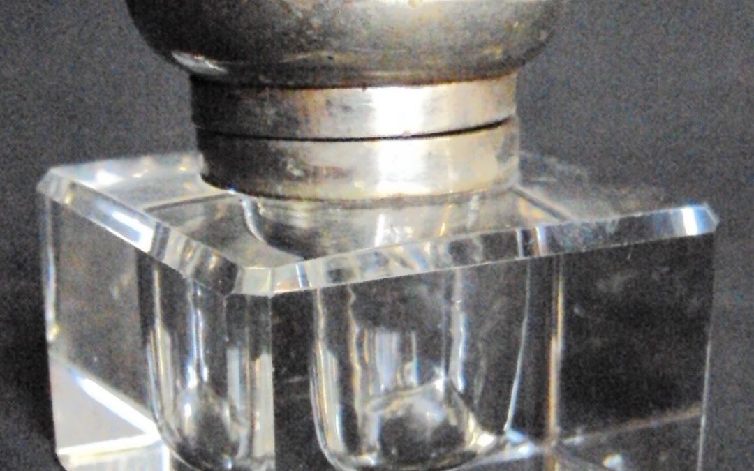 CR 113 – Tinteiro antigo em cristal facetado quadrado com tampa em metal cromado prateado