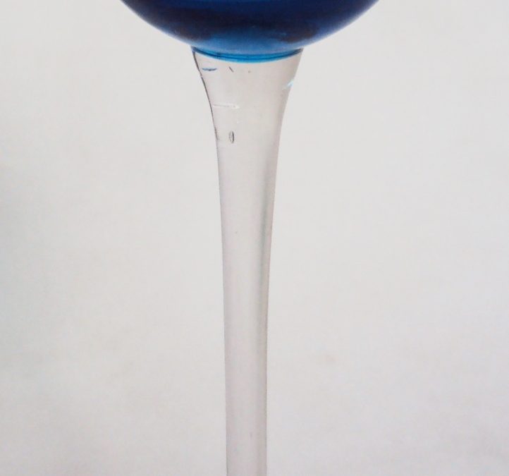 CR 119 – Taça de licor em vidro com bojo azul e haste alta transparente