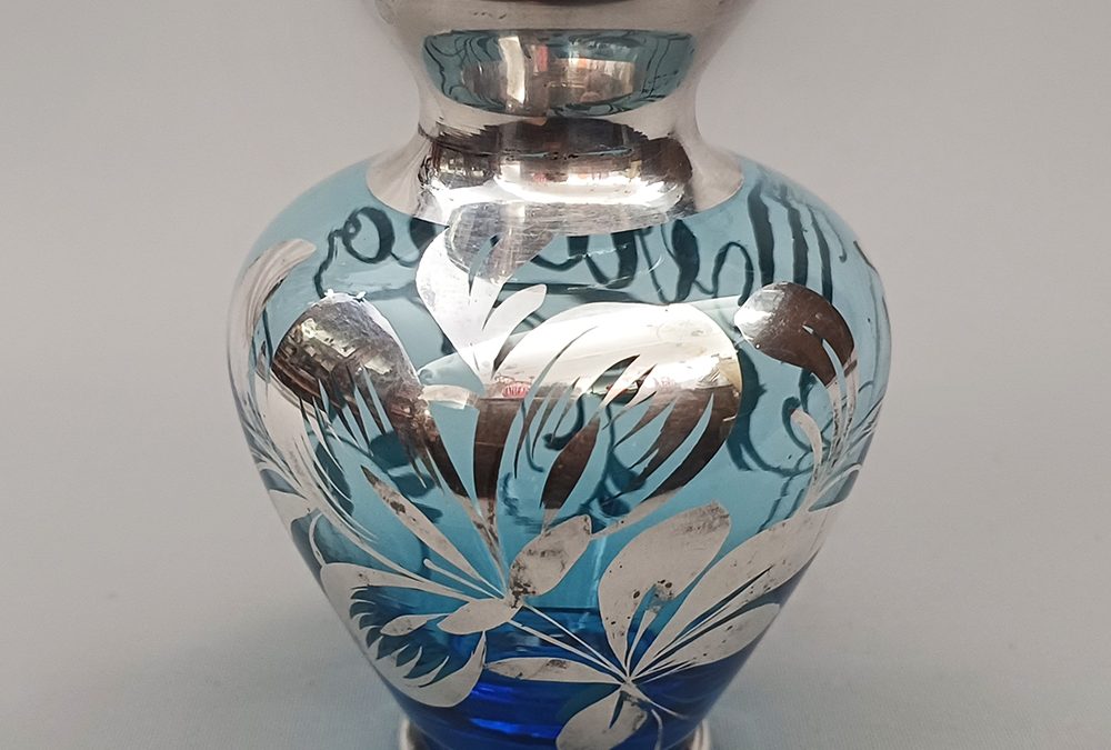 CR 121 – Vaso antigo em vidro de Murano azul claro com Overlay de prata com flores