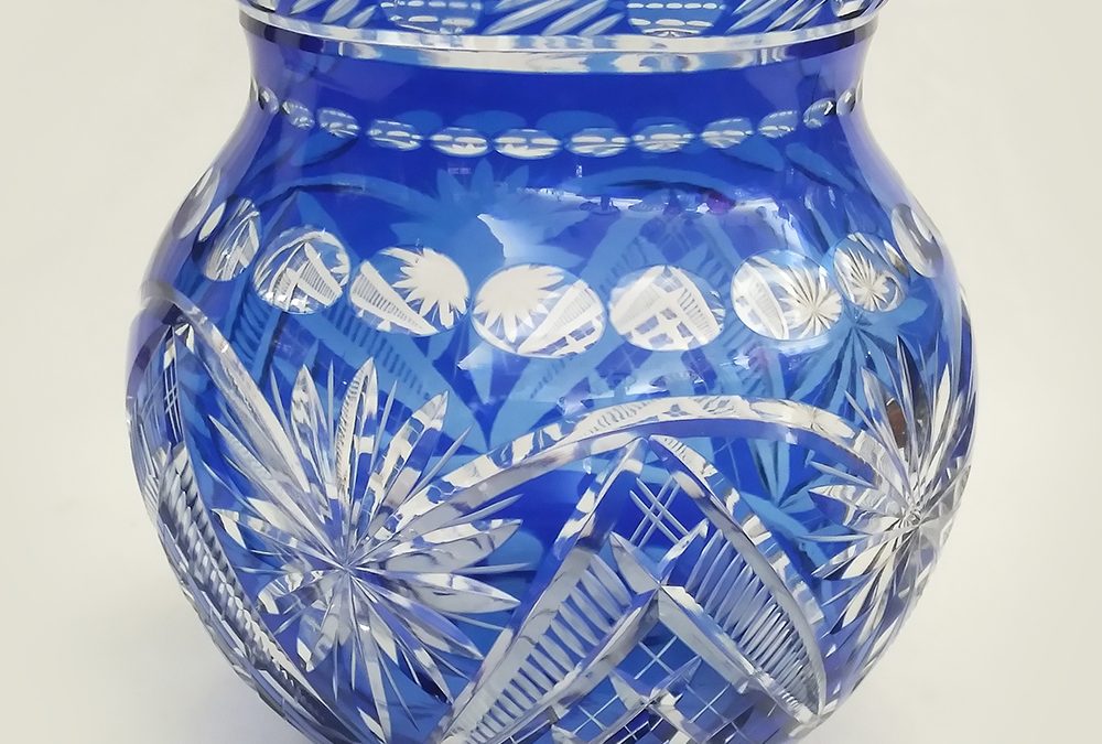 CR 126 – Vaso ou floreiro antigo grande em cristal azul ricamente lapidado à mão