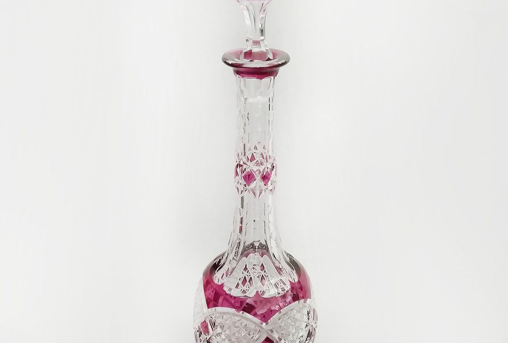 CR 128 – Garrafa licoreira antiga em cristal tcheco da Bohemia rosa ricamente lapidada com gargalo facetado e estrela na base