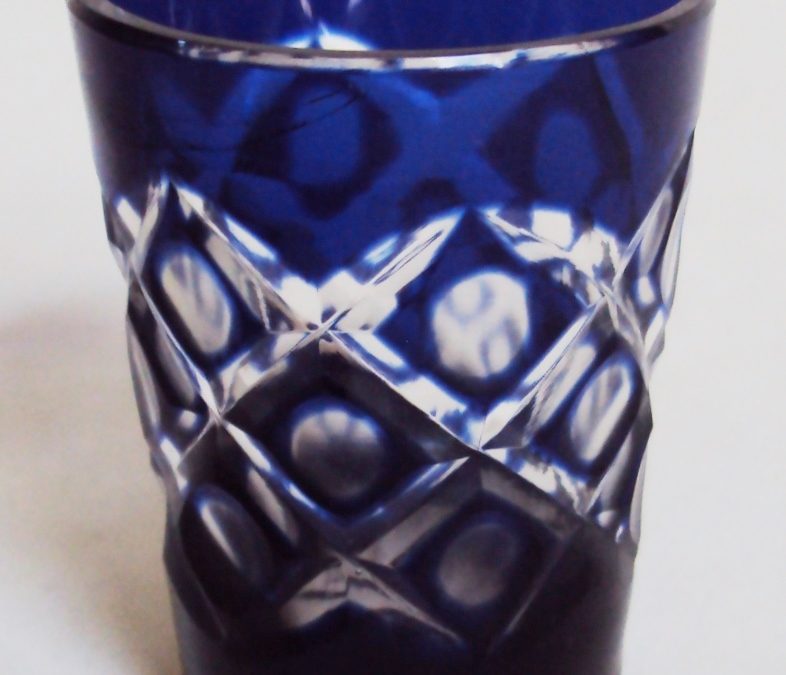 CR 136 – Copo de licor antigo em cristal azul ricamente lapidado à mão