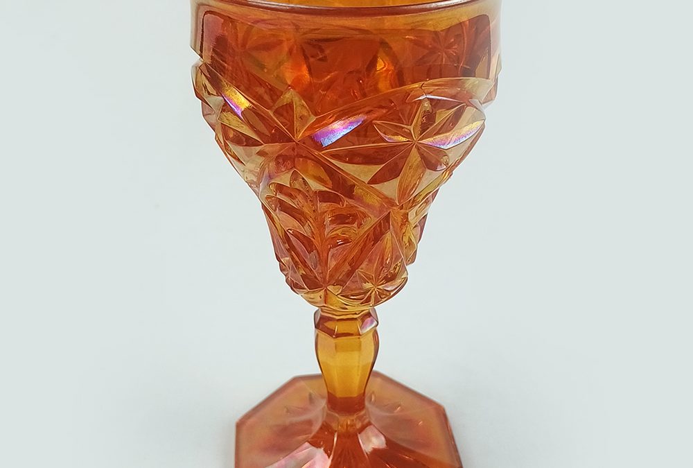 CR 138 – Cálice ou taça grande vidro Carnival Glass/amberina iridescente decorada com relevos geométricos