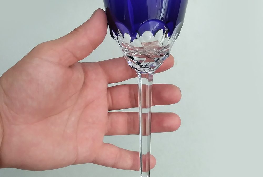 CR 144 – Taça antiga e alta em cristal azul lapidação dedão com haste facetada