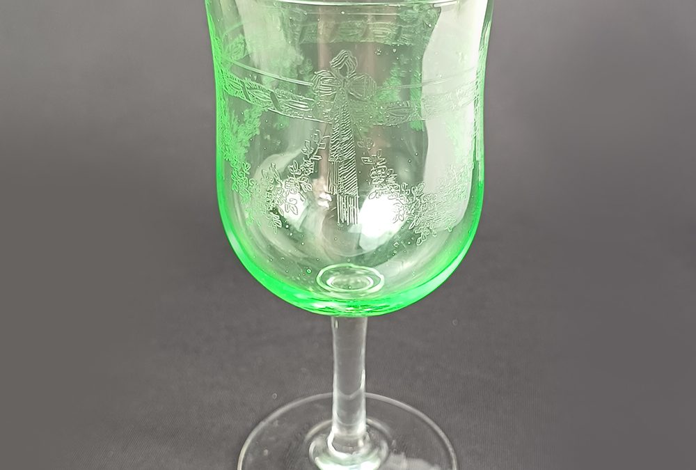 CR 150 – Taça antiga em vidro verde de uralina com bojo decorado com flores e laços