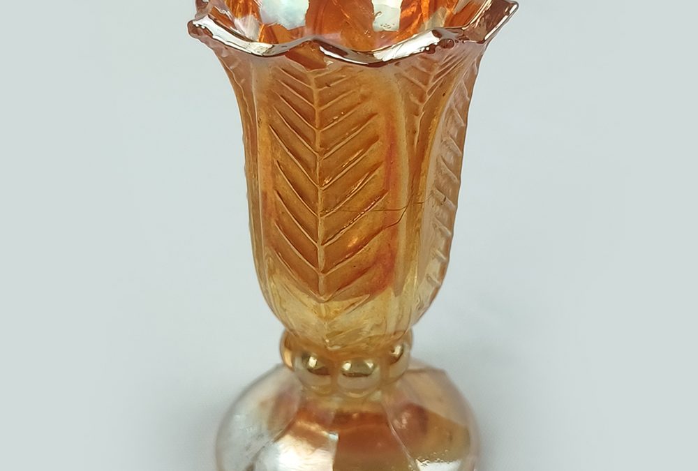 CR 162 – Paliteiro ou vasinho miniatura em vidro Carnival Glass/amberina iridescente relevo de folhas