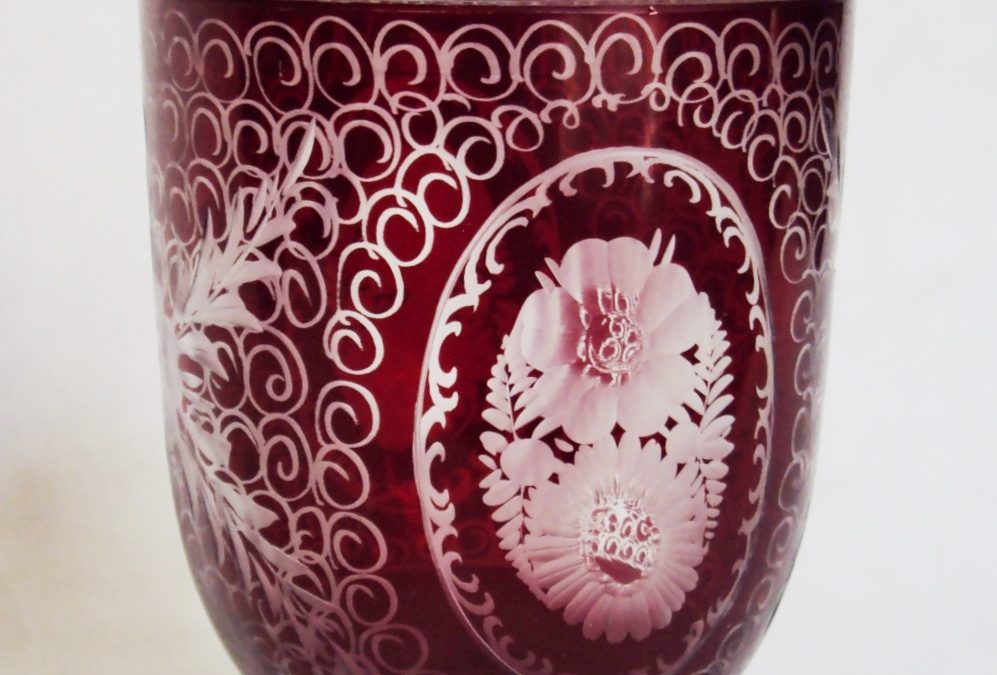 CR 158 – Compoteira ou bomboniere antiga em cristal tcheco Egermann vermelho rubi ricamente lapidado à mão com flores