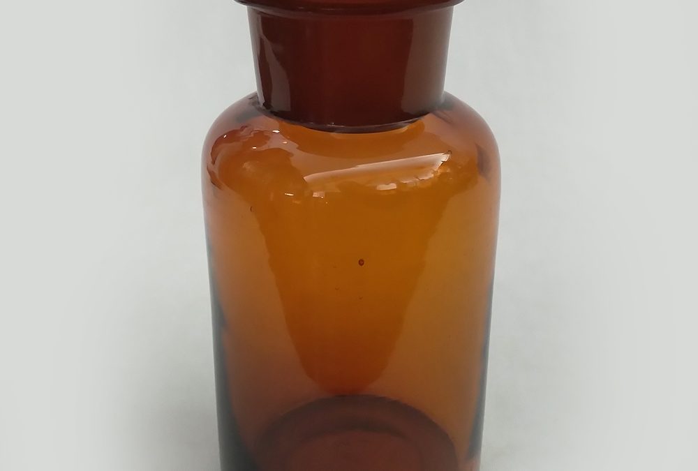 CR 159 – Frasco de farmácia antigo em vidro marrom com tampa original