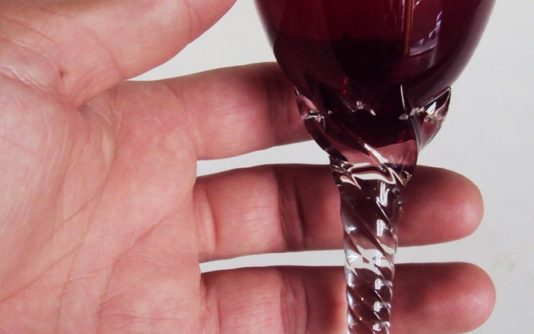 CR 178 – Taça de vinho em cristal vermelho rubi haste em espiral e base lapidada