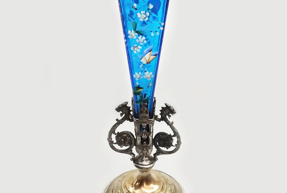 CR 36 – Vaso antigo em cristal azul alemão WMF pintado à mão com flores e borboleta com base em metal