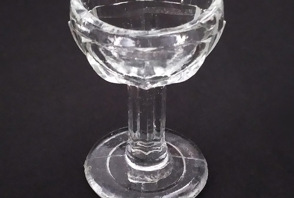 CR 40 – Lava olhos ou lavolho antigo em vidro prensado transparente com pé alto
