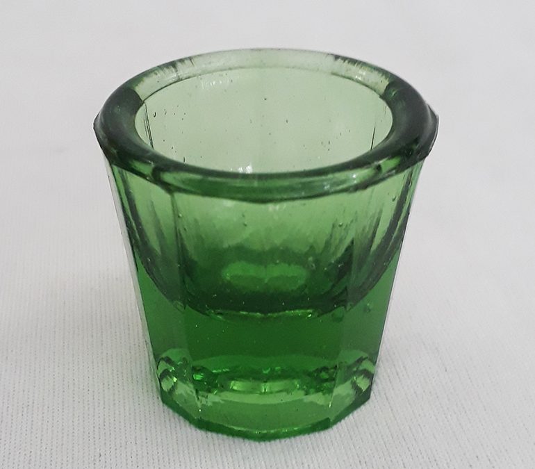 CR 52 – Almofariz antigo de dentista pequeno de vidro prensado verde