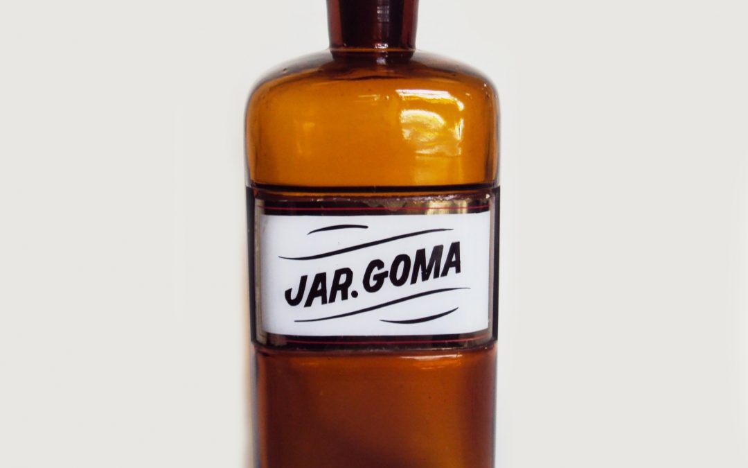 CR 53 – Frasco de farmácia antigo grande em vidro marrom com dosador e rótulo JAR. GOMA