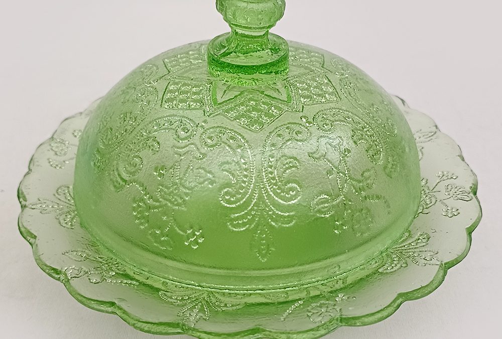 CR 67 – Compoteira ou manteigueira antiga em vidro colonial verde decorado com relevo de arabescos e flores
