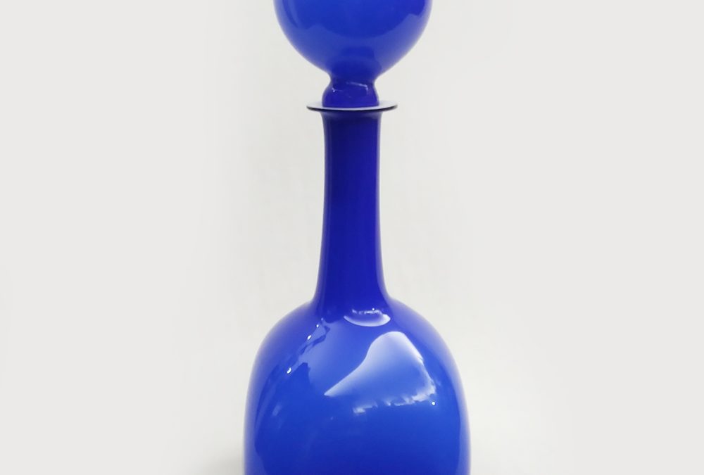 CR 87 – Garrafa antiga em vidro azul de Murano anos 70 tampa em forma de bola