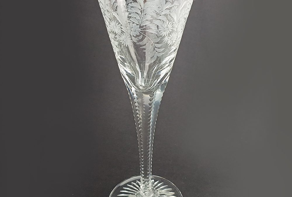 CR 89 – Cálice ou taça antiga e alta para vinho tinto em cristal ricamente lapidado à mão com flores