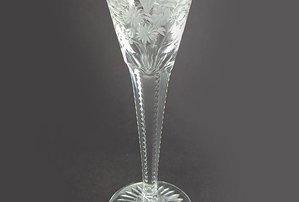 CR 99 – Cálice ou taça antiga e alta para licor em cristal ricamente lapidado à mão com flores