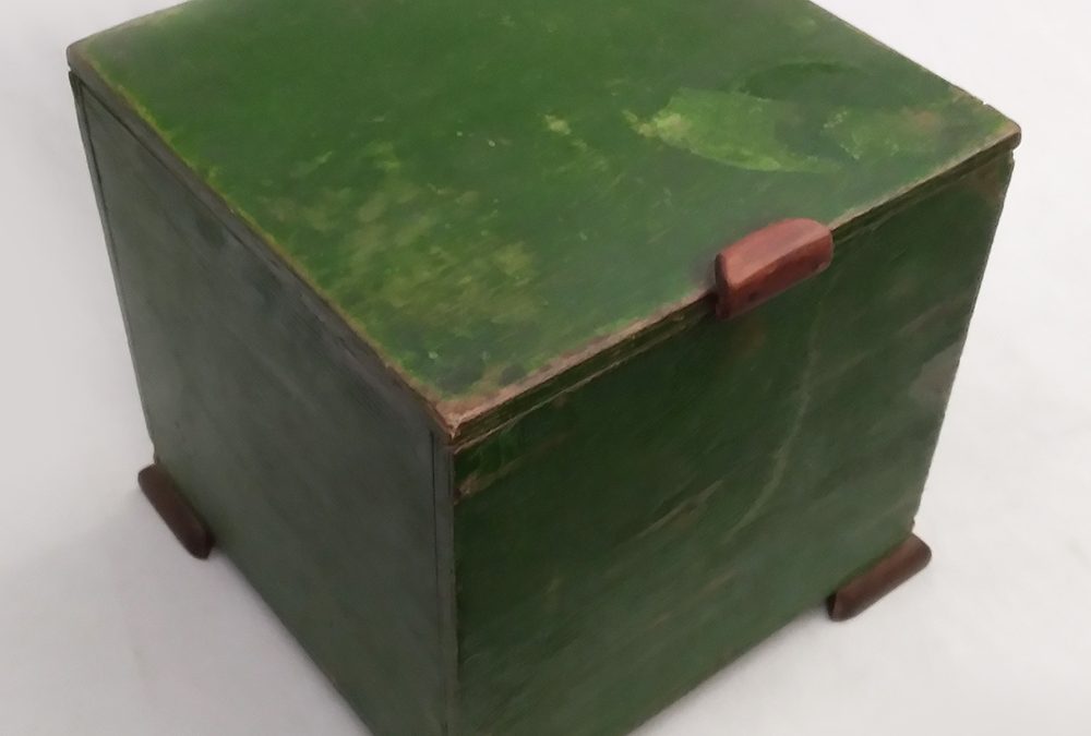 DI 112 – Caixa antiga ou baú pequeno em madeira com pintura verde
