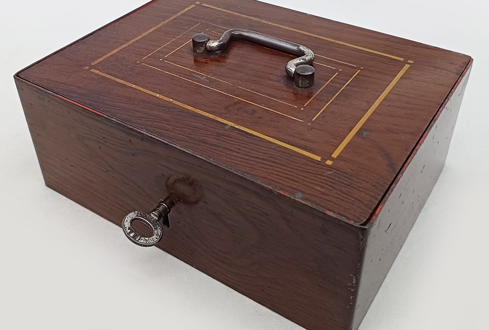 DI 114 – Cofre antigo estilo burra em forma de caixa em metal com pintura de madeira e chave original