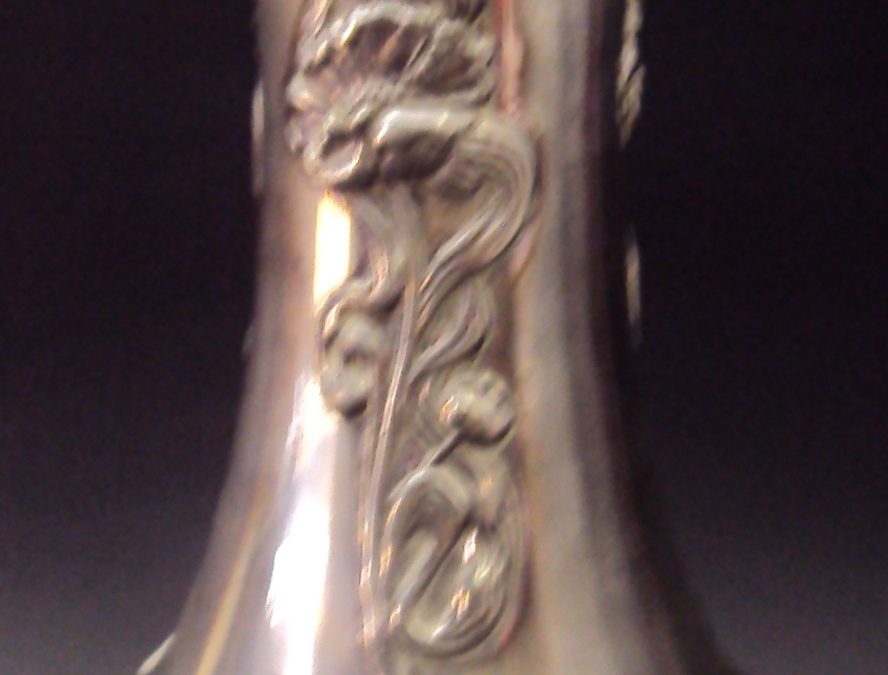 DI 14 – Vaso Art Nouveau Metal Prateado Com Cristal
