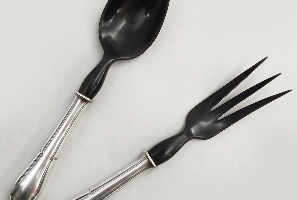 DI 22 – Jogo de talheres de servir antigos garfo e colher Eberle em metal com banho de prata e chifre
