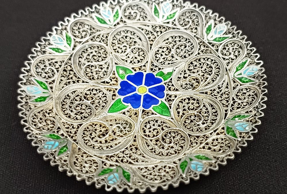 DI 31 – Cesta ou prato miniatura em prata de lei ricamente decorada com filigrana e flores em esmalte