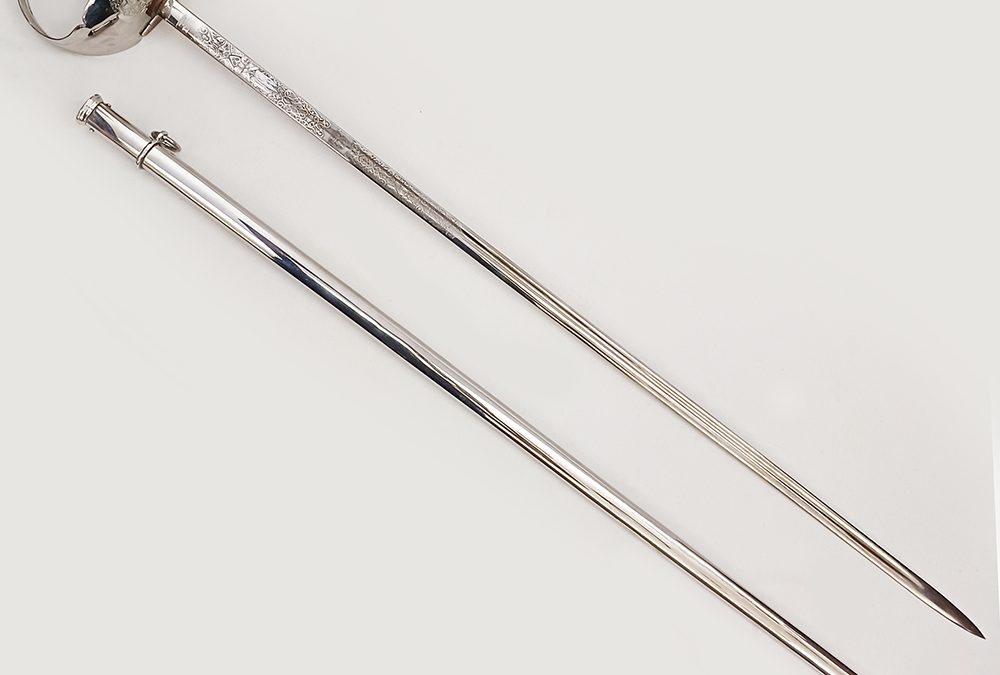 DI 37 – Espada antiga com bainha Eberle em metal cromado e lâmina ricamente decorada com desenhos