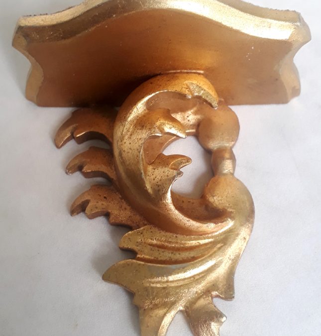 DI 389 – Peanha antiga pequena madeira entalhada dourada com arabescos em alto-relevo