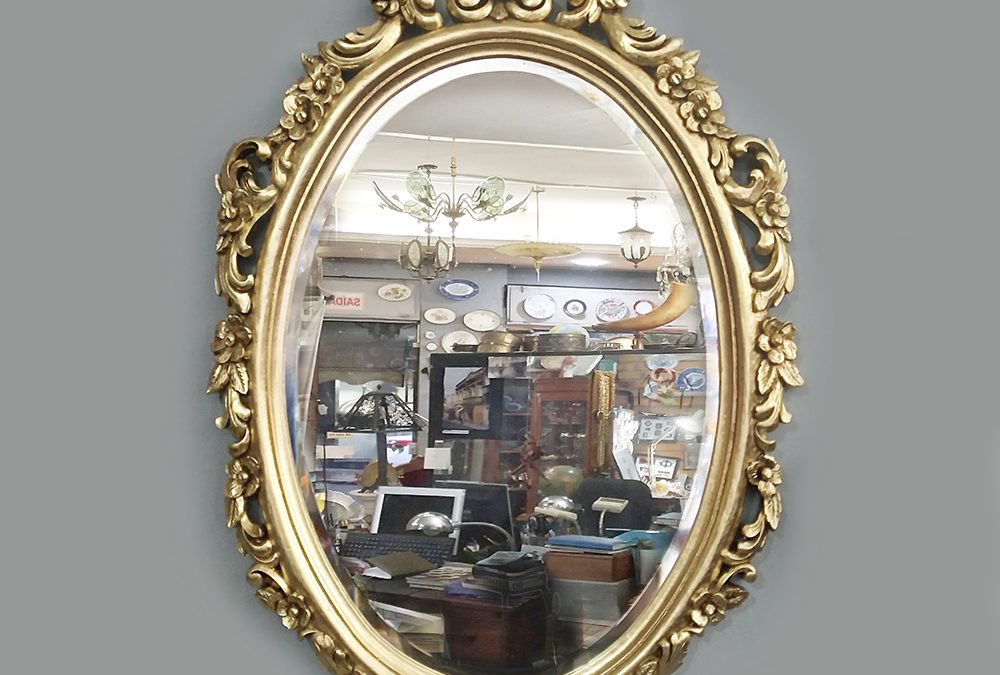 DI 39 – Espelho antigo oval em madeira com folha dourada entalhada com flores e arabescos