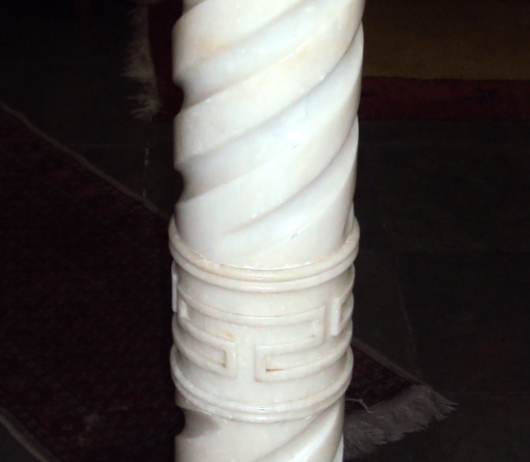 DI 43 – Coluna antiga em pedra de alabastro com fuste em espiral e faixa grega