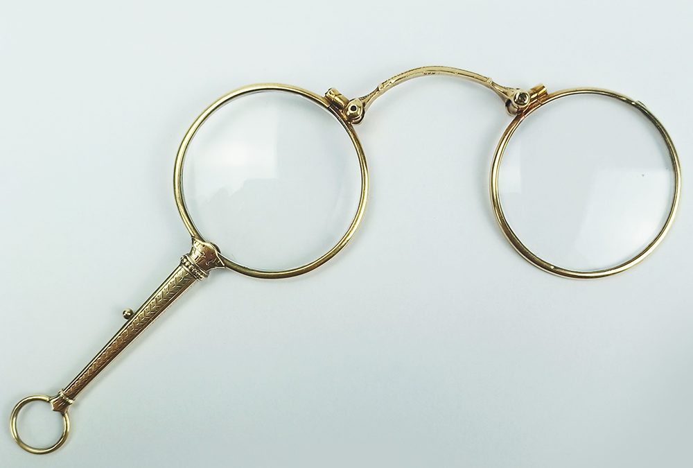 DI 49 – Óculos antigo modelo Lorgnon, Lorgnette ou Lornhão em ouro 14k com desenhos gravados