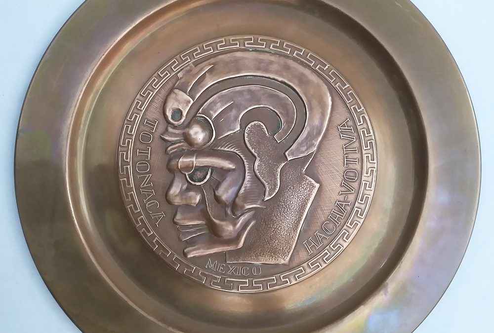 DI 75 – Prato decorativo mexicano em cobre com figura em relevo do povo Totonaca