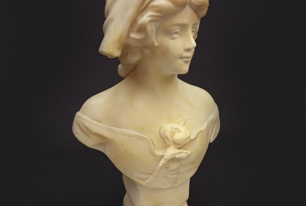 ES 01 – Busto ou escultura antiga de dama ou jovem em alabastro italiano assinado por Adolfo Cipriani