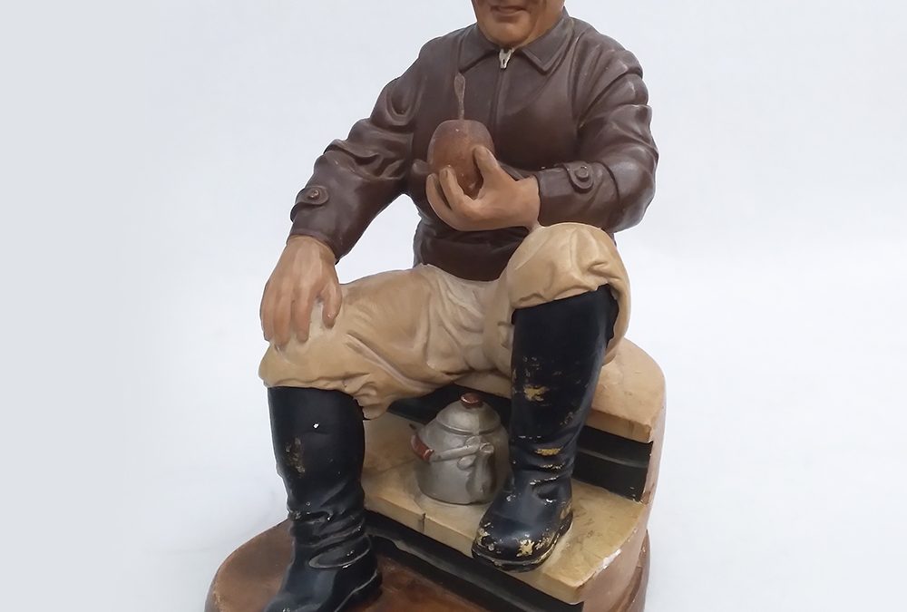 ES 03 – Escultura antiga em gesso do ex presidente Getúlio Vargas tomando chimarrão com cuia e chaleira