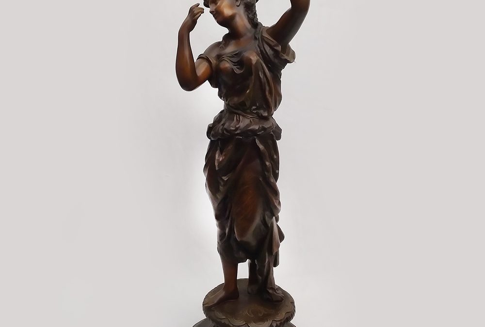 ES 04 – Escultura antiga mulher ou dama dançando com flor em petit bronze com base ricamente decorada