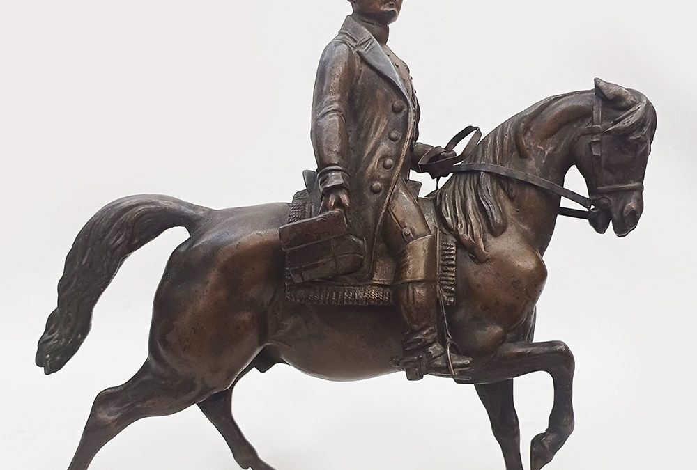 ES 08 – Escultura francesa antiga em petit bronze Napoleão montado à cavalo assinado N. Vidal