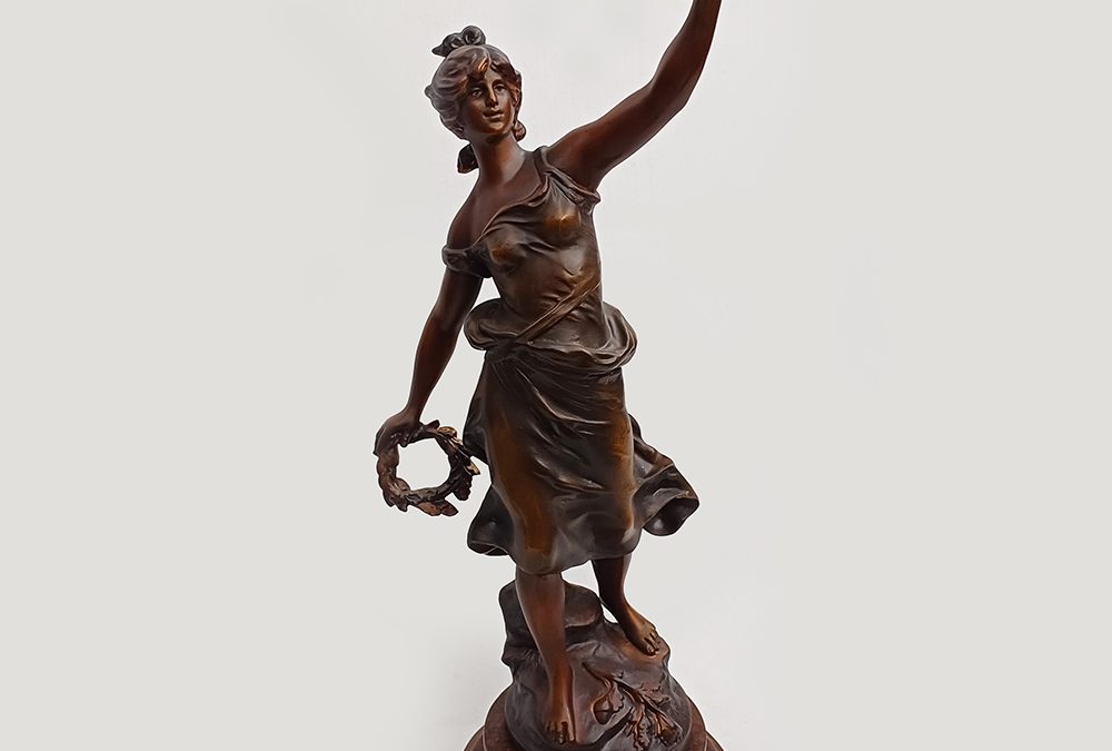 ES 09 – Escultura antiga francesa mulher ou dama com tocha e guirlanda em petit bronze de Louis Auguste Moreau
