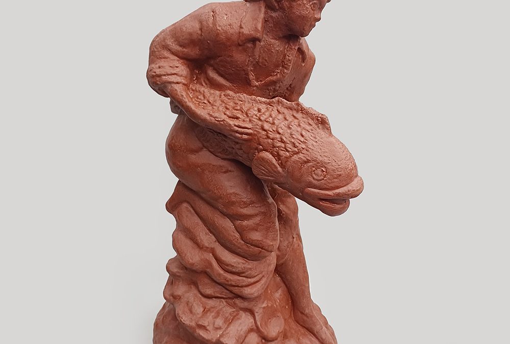 ES 13 – Escultura de fonte com menino e peixe em cimento com pátina terracota