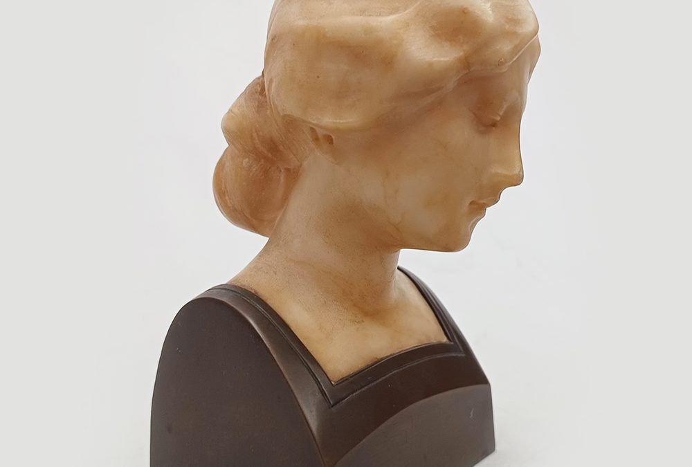 ES 15 – Busto ou escultura antiga de dama ou jovem em alabastro e bronze austríaco Henry Schumacher assinado
