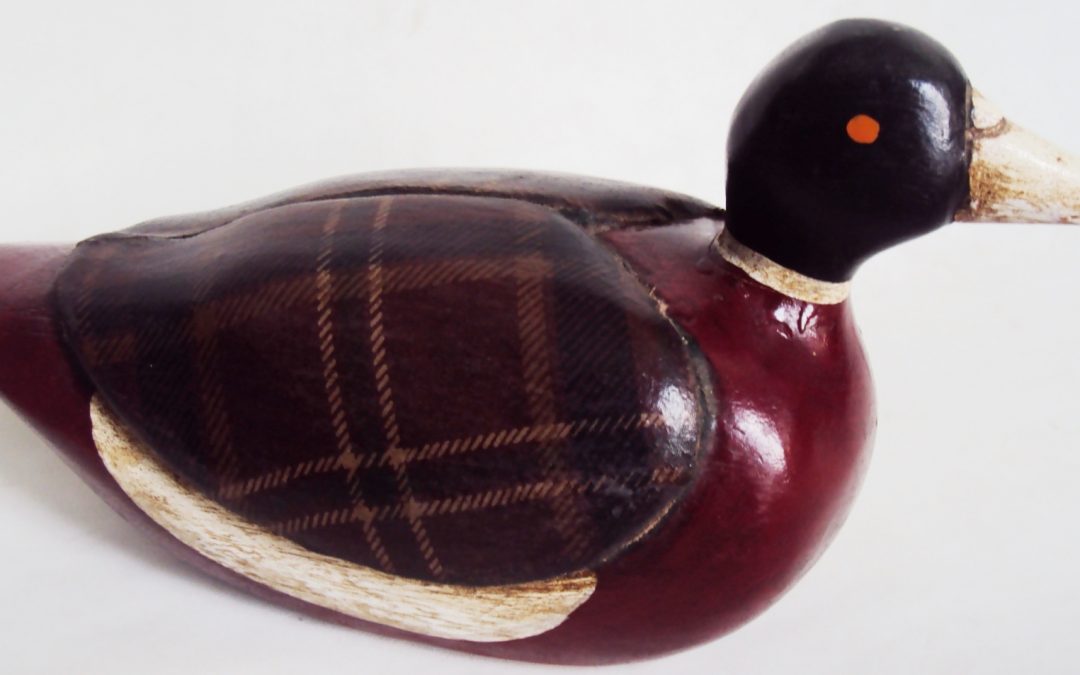 ES 36 – Escultura antiga de pato ou marreco em madeira com pintura à mão