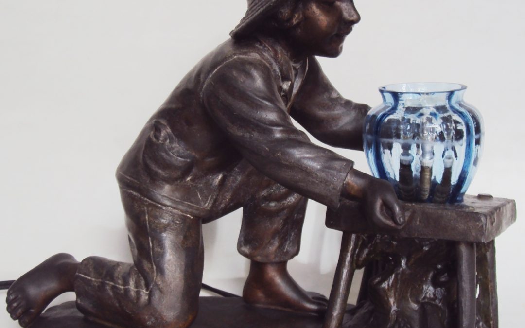 ES 39 – Escultura antiga francesa assinada Aristide De Ranieri petit bronze com menino e vaso de vidro